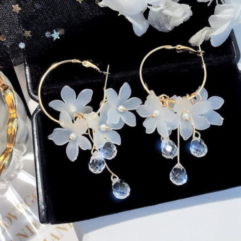 Round White flower Earrings